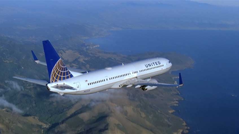 Η United Airlines απαγορεύει σε δύο έφηβες να επιβιβαστούν στην πτήση τους γιατί φορούσαν κολάν
