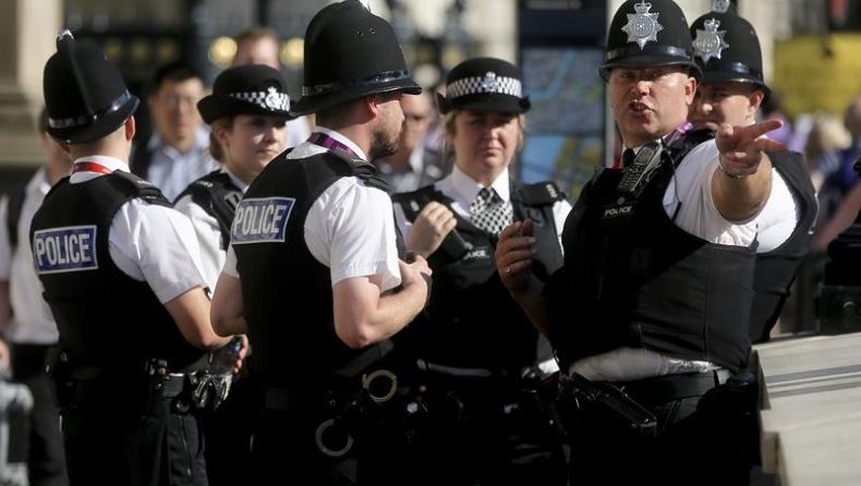 Συνελήφθη ένοπλος που κρατούσε ομήρους σε τράπεζα της Βρετανίας
