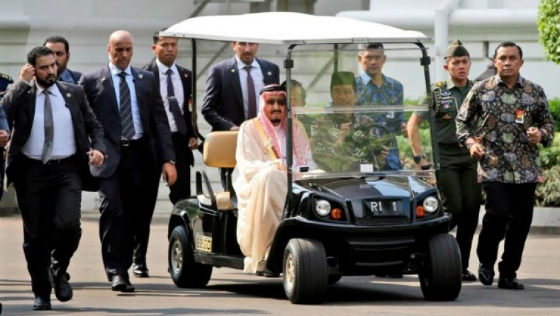 2.500 αστυνομικοί φυλάνε τον Σαουδάραβα βασιλιά που κάνει διακοπές στο Μπαλί (pics)
