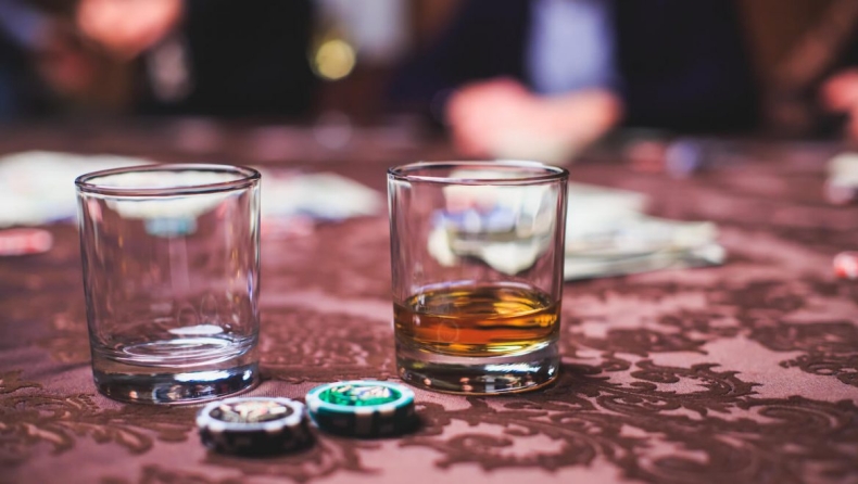 Ποιο αλκοολούχο ποτό έγινε μόδα στο πόκερ;