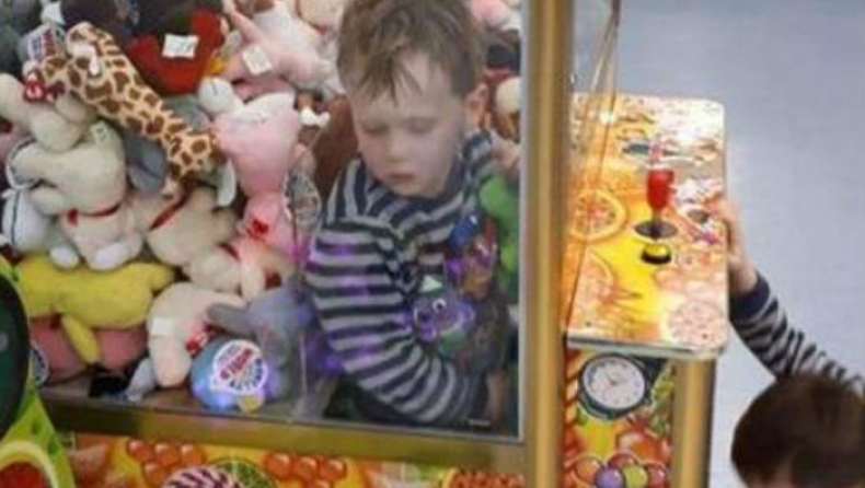3χρονος εγκλωβίστηκε μέσα στο παιχνίδι με τα λούτρινα και τη δαγκάνα (vid)