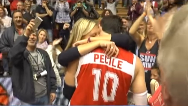 Η πρόταση γάμου του Πετσίλε μετά το τέλος του αγώνα! (pics & vid)