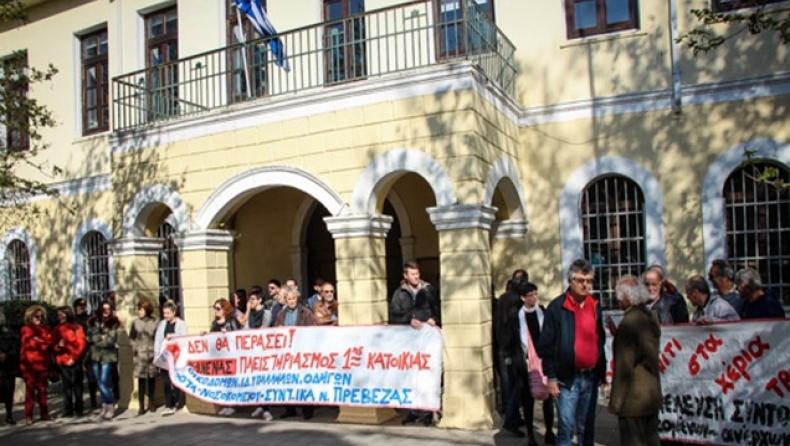 Στην Αστυνομία μέλη του ΚΚΕ και του ΠΑΜΕ, καθώς και δημοσιογράφοι με εντολή εισαγγελέα στην Πρέβεζα