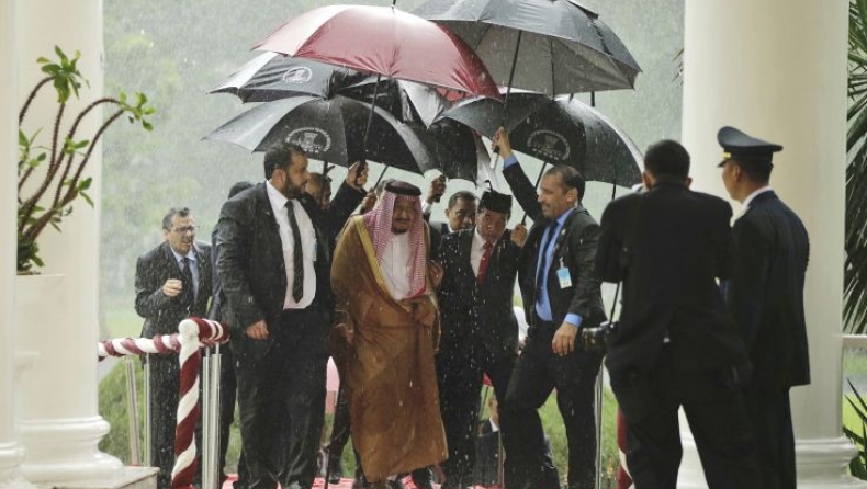 Με 460 τόνους αποσκευές έφτασε στην Ινδονησία ο Σαουδάραβας μονάρχης (pics)