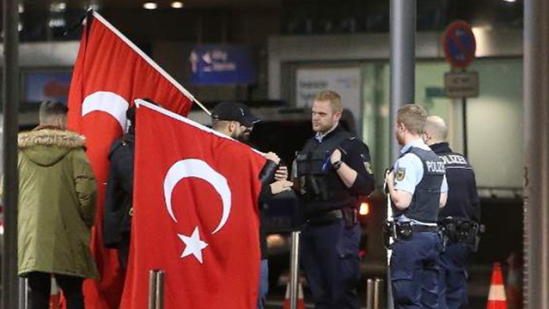 800 Τούρκοι πράκτορες βρίσκονται στην Ευρώπη, σύμφωνα με την Deutsche Welle
