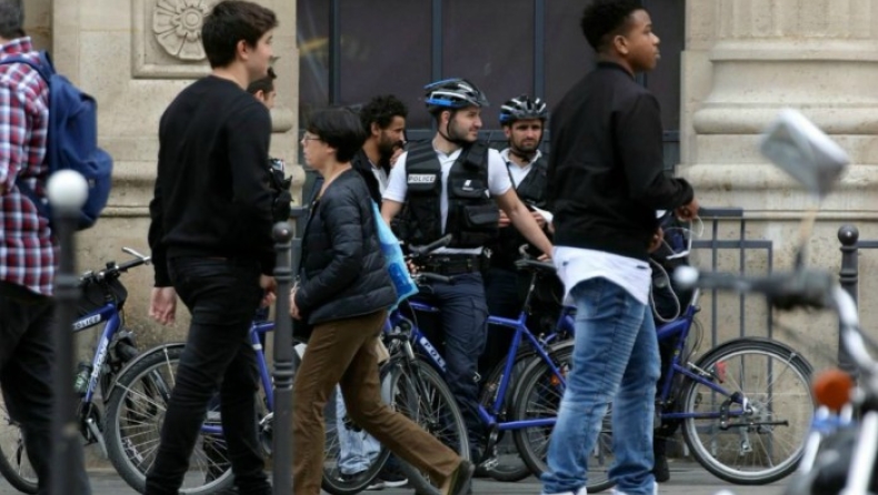 Παρίσι: Συνελήφθη άνδρας που απείλησε με μαχαίρι αστυνομικό