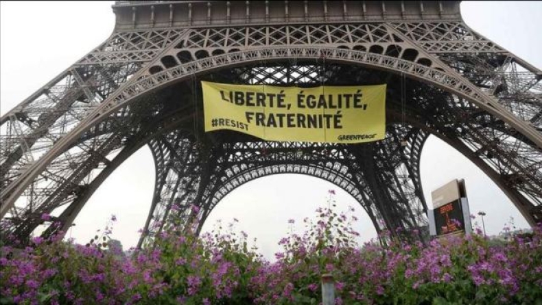 Πανό της Greenpeace κατά της Λεπέν στον Πύργο του Αιφελ (vid)