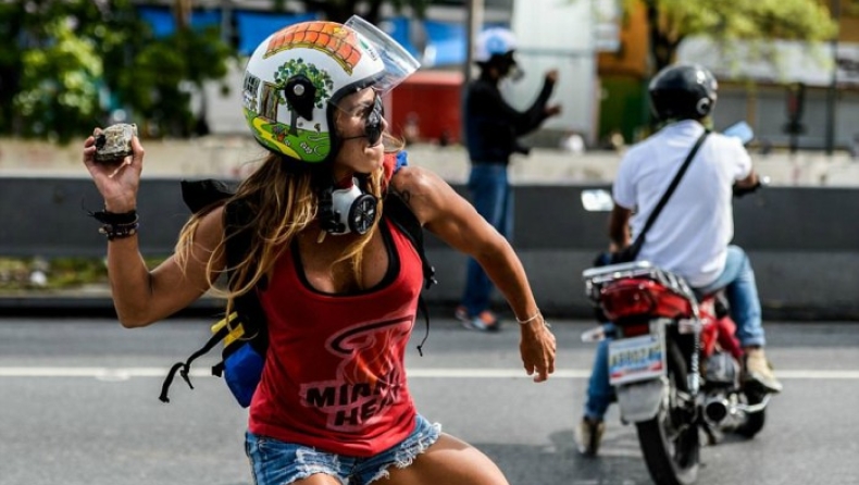 Κατέκλυσαν τους δρόμους οι γυναίκες στη Βενεζουέλα (pic)