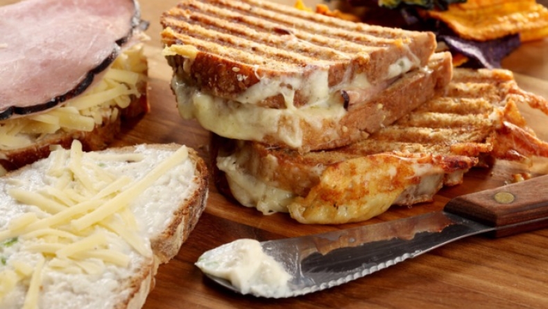 Αν θέλετε να ζήσετε πολλά χρόνια, να τρώτε... τυρί λένε οι επιστήμονες (pics)