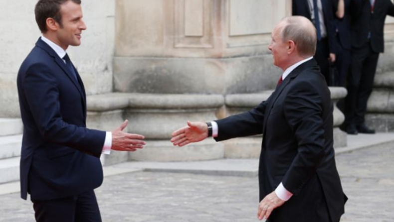 Τα δικαιώματα των ομοφυλόφιλων συζήτησαν οι Μακρόν και Πούτιν