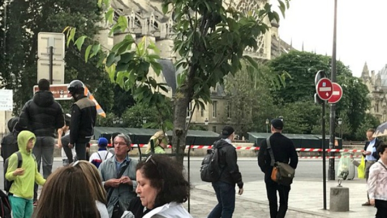 Παρίσι: Περίπου 1000 τουρίστες εγκλωβίστηκαν στην Παναγία των Παρισίων