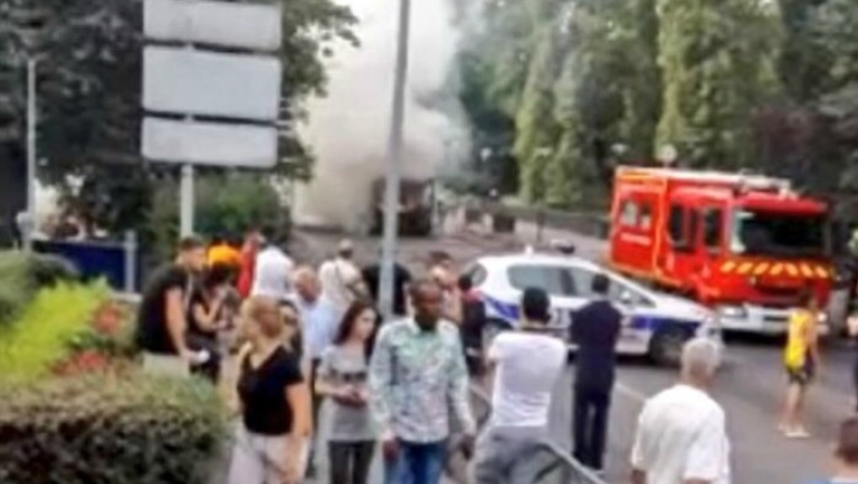 Παρίσι: Έκρηξη σε τουριστικό λεωφορείο (pics & vids)