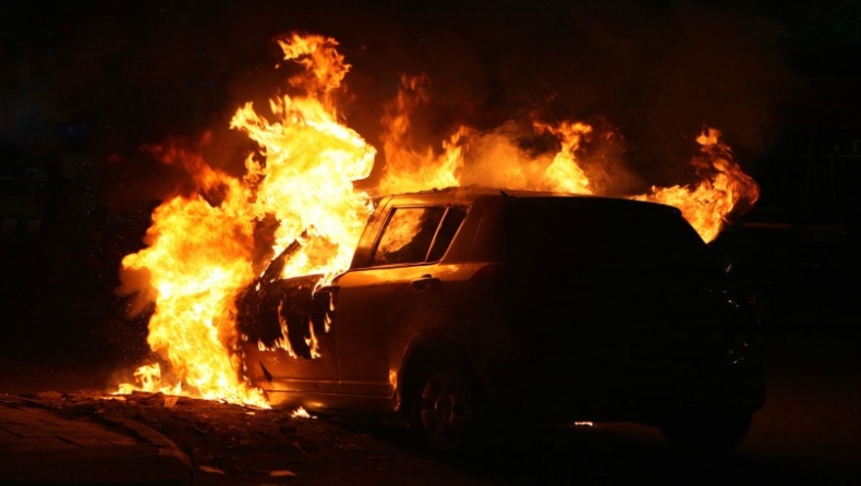 Αυτοκίνητο πήρε φωτιά στη Συγγρού