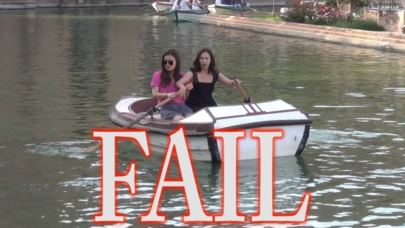 Δύο κοπέλες καβαλάνε μία βάρκα και προκαλούν ξεκαρδιστικό γέλιο (vid)