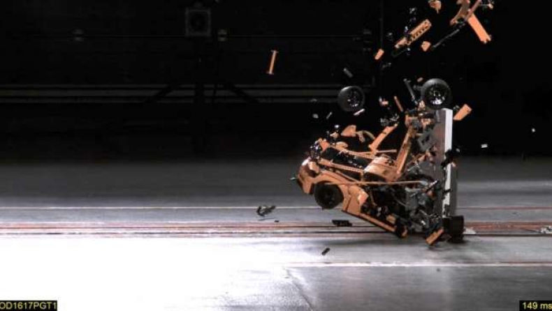 Γιατί διαλύθηκε αυτή η Porsche στο crash test; (vid & pics)