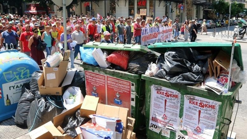 Απειλούν να κατεβάσουν ρολά οι Δήμοι, «βουνά» τα σκουπίδια