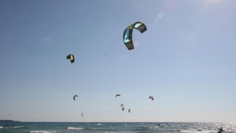 Νάξος: Τραυματίστηκε τουρίστρια που έκανε kite surf