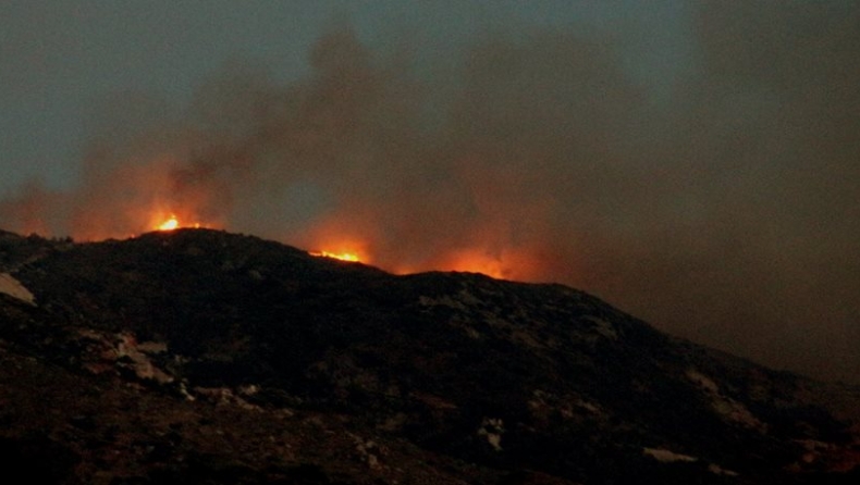 Μαίνεται η πυρκαγιά στις Βολίμες Ζακύνθου