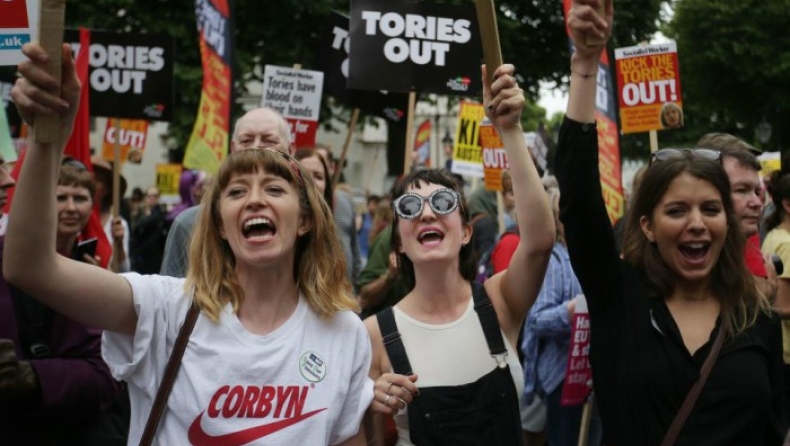 Λονδίνο: Στους δρόμους οι πολίτες κατά της Τερέζα Μέι (pics)