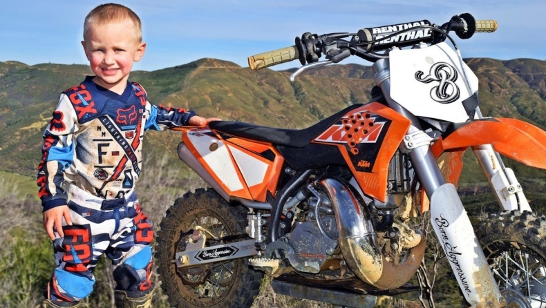 Τεσσάρων ετών, δεξιοτέχνης στο motocross (vid)