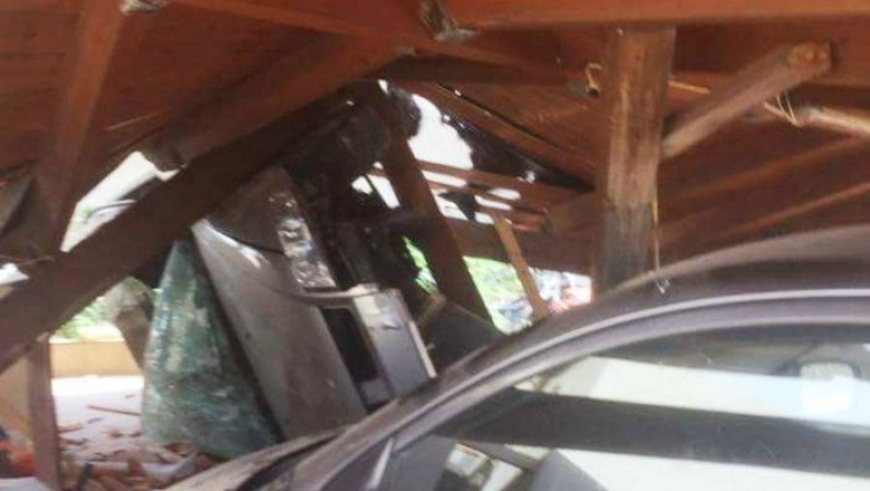 Αυτοκίνητο προσγειώθηκε σε σπίτι στα Χανιά (pics)