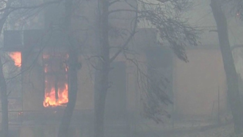 Τουλάχιστον 15 σπίτια παραδόθηκαν στις φλόγες στον Κάλαμο (vid)