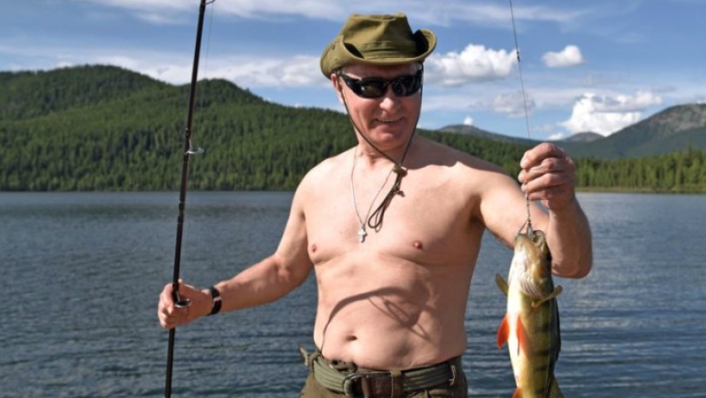 Οι Ρώσοι έχουν τρελαθεί με τον γυμνόστηθο Πούτιν (pics)