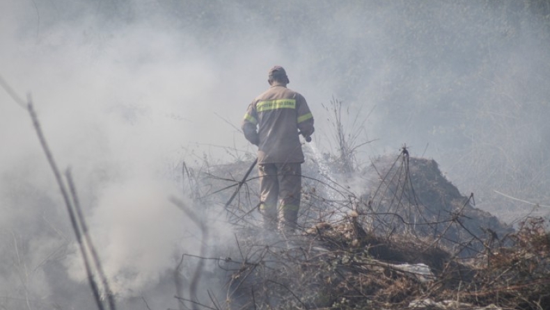 Μεγάλη πυρκαγιά στον Κάλαμο: Κάηκαν σπίτια, εκκενώθηκαν κατασκηνώσεις (pics & vid)