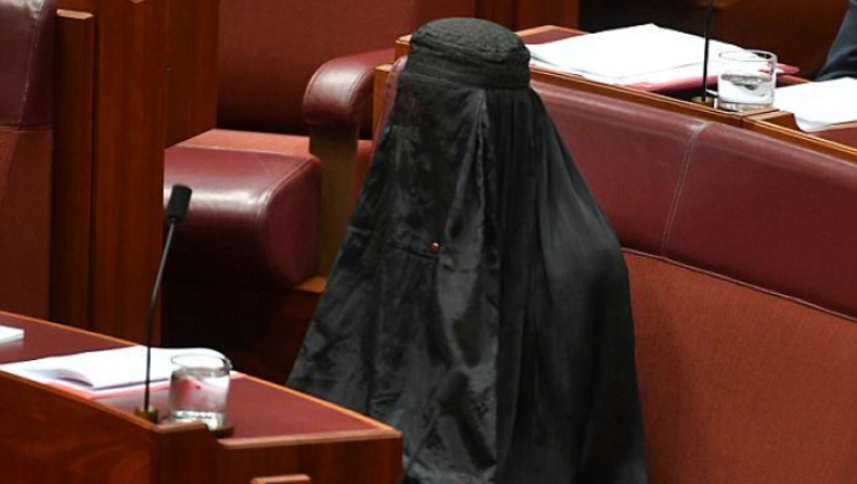 Ακροδεξιά βουλευτής εμφανίστηκε με μπούρκα στο κοινοβούλιο (vid)