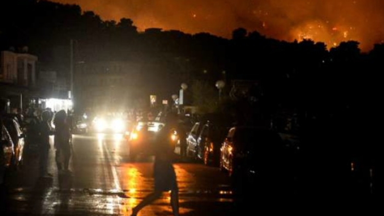 Οι Αγιοι Απόστολοι στο σκοτάδι μετά το μπλακ άουτ λόγω της φωτιάς (pics)