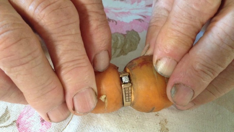 Μία 83χρονη βρήκε 13 χρόνια μετά το δαχτυλίδι αρραβώνων της σε καρότο! (pics)