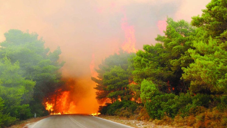 Ζάκυνθος: Στο χωριό των Μαριών πλησιάζει η πυρκαγιά