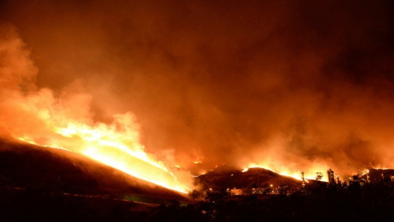 Λάρισα: Μεγάλη πυρκαγιά στο Δίλοφο Φαρσάλων