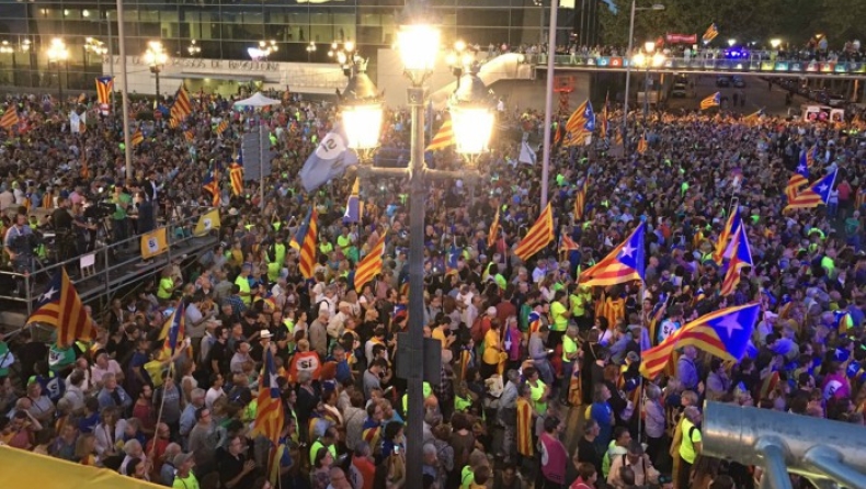 Εντάσεις στην Καταλονία: Υποστηρικτές του δημοψηφίσματος κατέλαβαν εκλογικά κέντρα