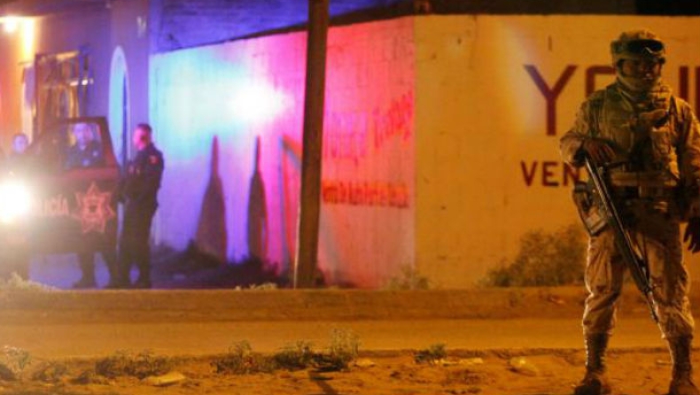 H στιγμή που Μεξικάνοι αστυνομικοί πέφτουν σε ένοπλη ενέδρα του καρτέλ των ναρκωτικών (vid)