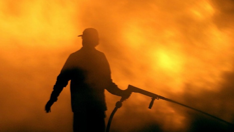 Εκκενώνεται λόγω της φωτιάς η κοινότητα Άρλα στη δυτική Αχαΐα (vids)