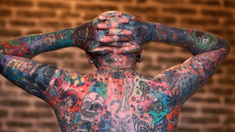 O άνθρωπος με τα 810 τατουάζ (pics)