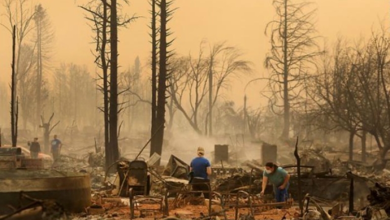 Εικόνες «Αποκάλυψης» μετά τις πυρκαγιές στην Καλιφόρνια (pics & vid)