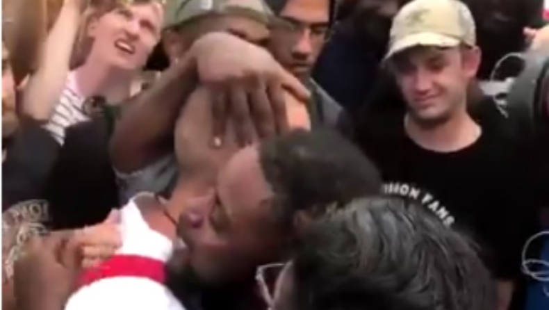 Αντιφασίστας διαδηλωτής... αγκαλιάζει έναν νεοναζί (pics & vid)