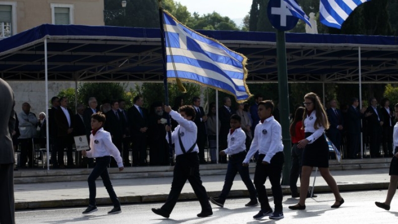 Σε συννεφιαμένο τοπίο πραγματοποιήθηκε η μαθητική παρέλαση στην Αθήνα (pics)