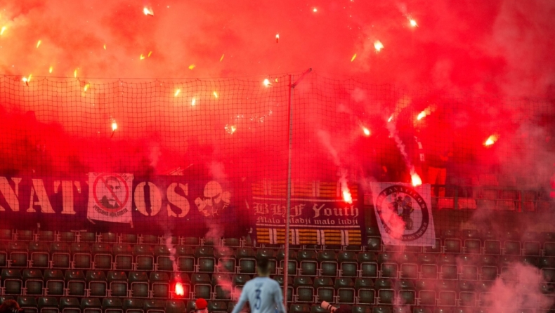 Γέμισαν τον αγωνιστικό χώρο με καπνογόνα οι οργισμένοι οπαδοί της Βοσνίας! (vid)