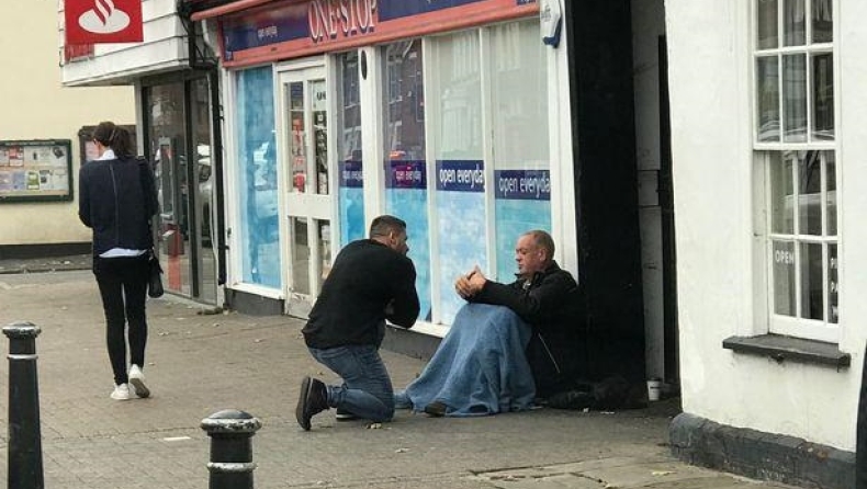 Ιδιοκτήτης ερασιτεχνικής ομάδας προσέλαβε άστεγους!