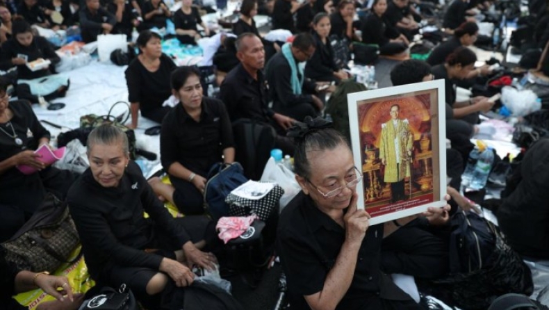 Η Ταϊλάνδη θρηνεί και ξοδέυει 100εκ. δολάρια για την κηδεία του βασιλιά της (pics & vid)