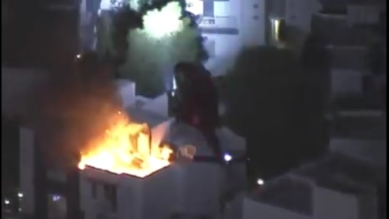 Πυροσβεστικό ελικόπτερο σβήνει φωτιά από ένα... σπίτι (vid)
