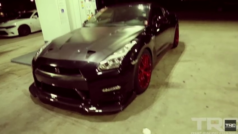 Ένα Nissan GT-R τα... βάζει με μοτοσικλέτες-θηρία! (vid)