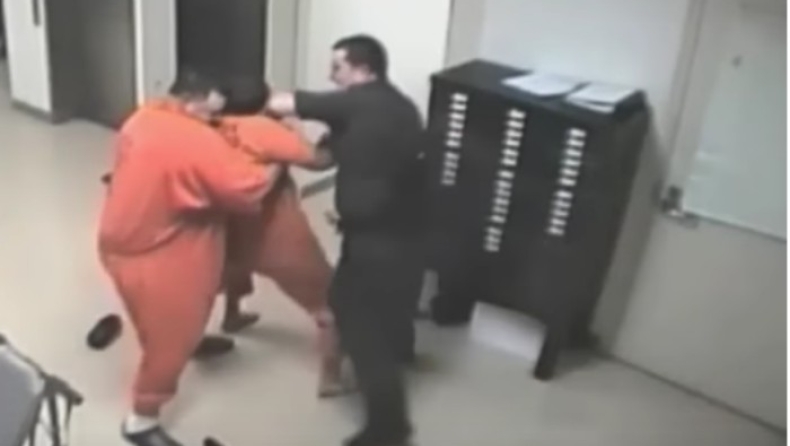 Κρατούμενος σώζει δεσμοφύλακα από επίθεση (vid)