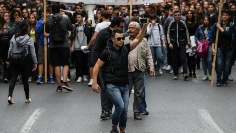 Ένταση κι επεισόδια στη μαθητική πορεία στο κέντρο της Αθήνας (pics)