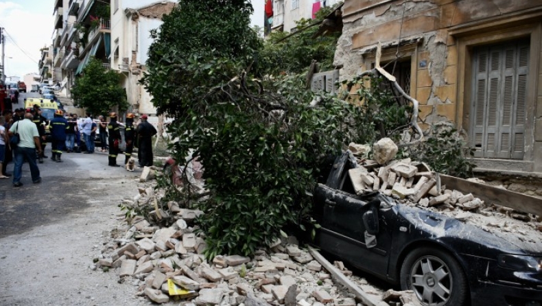 Κατάρρευση εγκαταλελειμμένου κτιρίου στον Πειραιά: Καταστράφηκαν οχήματα (pics)