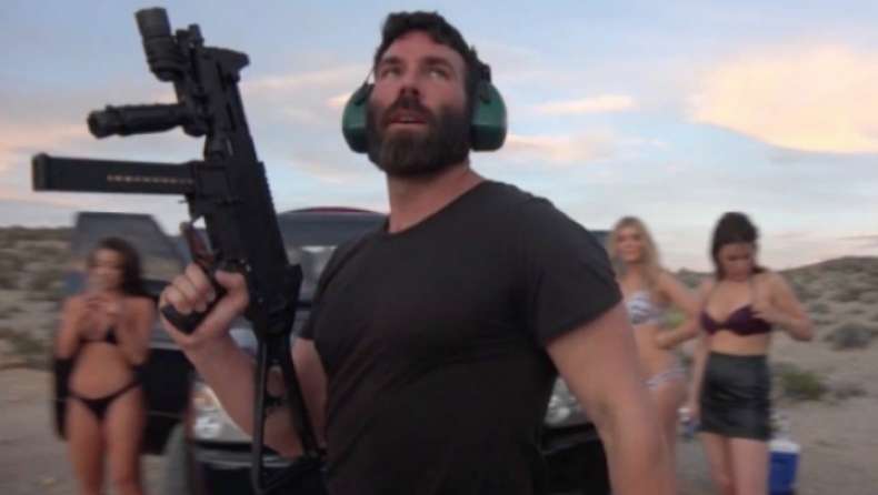 O Dan Bilzerian παρακαλάει αστυνομικό να του δώσει το όπλο του στο μακελειό του Las Vegas (vid)