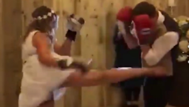 Αντί για γαμήλιο χορό, οι νεόνυμφοι έπαιξαν kick boxing (pics & vid)